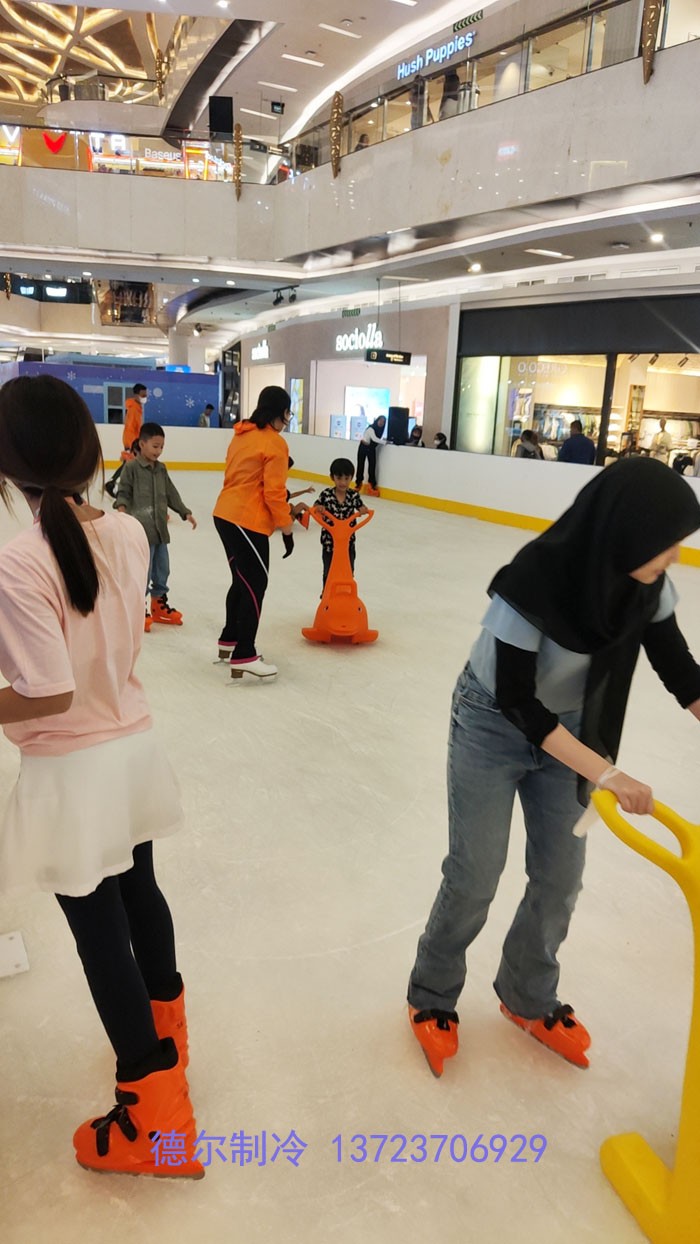 兒童們在大人陪伴下滑冰