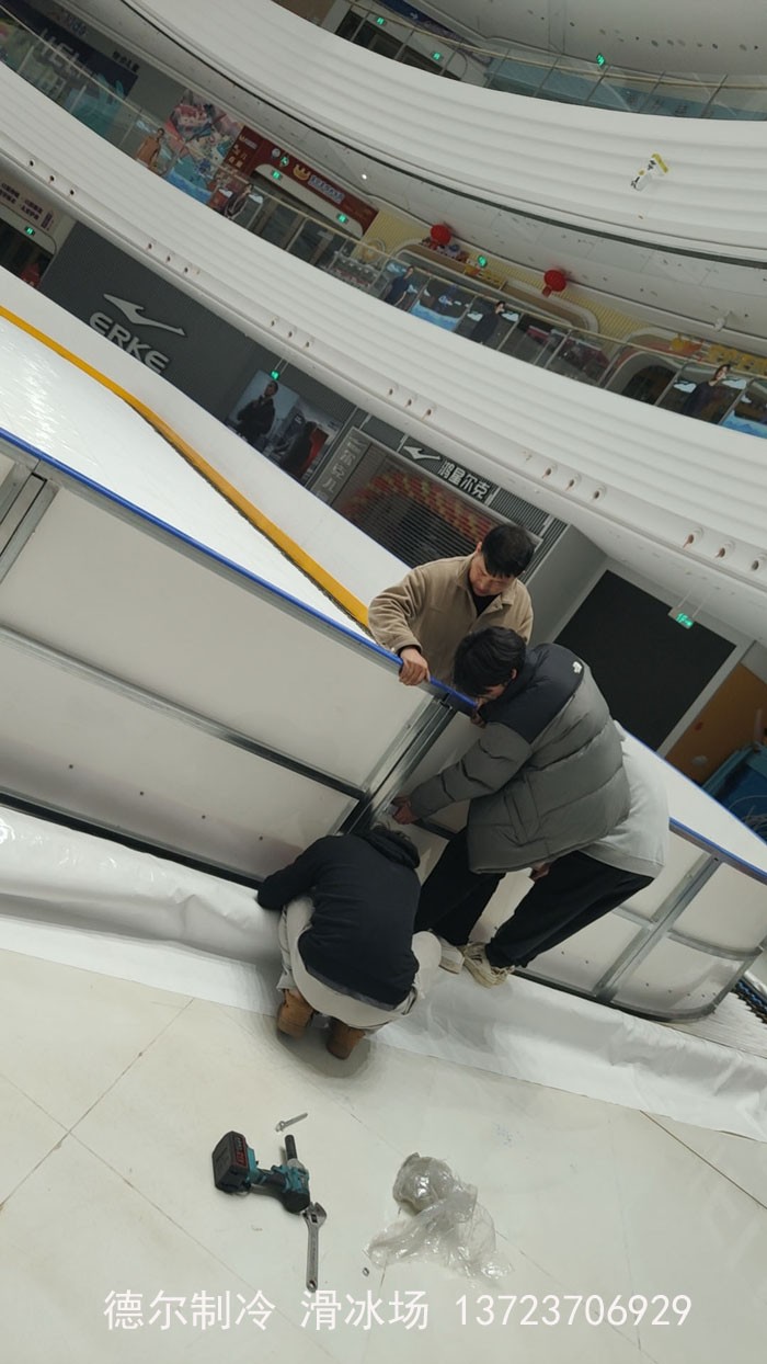 德?tīng)栔评涫┕さ钠翁锶f(wàn)達(dá)廣場(chǎng)真冰場(chǎng)