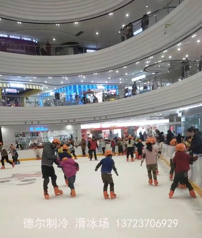 德?tīng)栔评涫┕さ钠翁锶f(wàn)達(dá)廣場(chǎng)真冰場(chǎng)